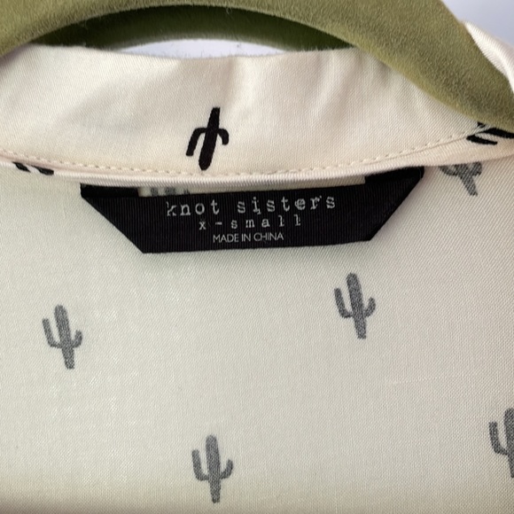 Knot Sisters Cactus Print Blouse Sz XS - Picture 4 of 9
